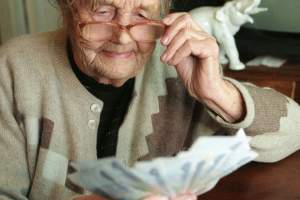 В январе астраханские пенсионеры получат пять тысяч рублей единовременно