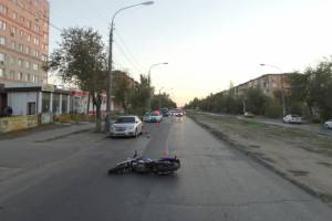На улице Яблочкова мужчина упал с мотоцикла