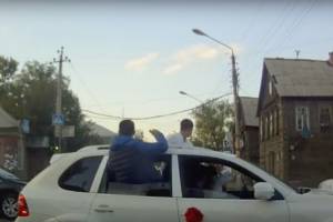 Свадебный кортеж перекрыл улицу в Астрахани (видео)