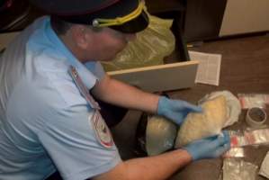 В Астрахани полицейские изъяли у иностранного дилера более 5 кг наркотика