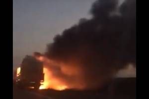 На трассе под Астраханью горит прицеп (видео)