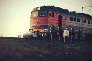 В Астраханской области лоб в лоб столкнулись поезд и автомобиль