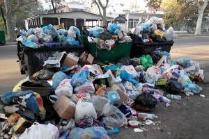 Астраханцы жалуются на серьезные сбои в графике вывоза мусора