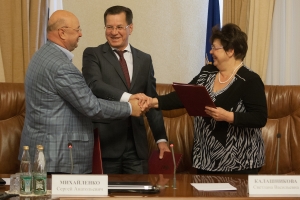 В Астрахани подписано трёхсторонне соглашение между правительством, работодателями и профсоюзами