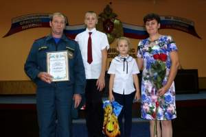 Многодетным семьям сотрудников МЧС, имеющим четверых и более детей, вручили сертификаты по 100 тысяч рублей