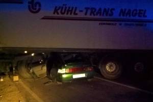 Водитель чудом выжил в раздавленном авто на границе с Астраханской областью