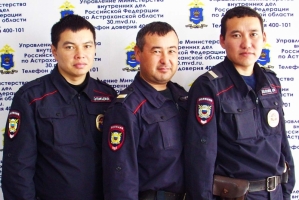 В Астрахани полицейские благодаря бдительности раннего прохожего задержали злоумышленников, вскрывших салоны трех автомобилей
