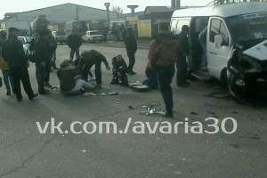 Серьезная авария с участием маршрутки и грузовика в Астрахани. Пострадали 6 человек