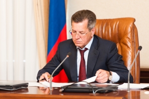 Астраханский губернатор вручил военные билеты будущим десантникам
