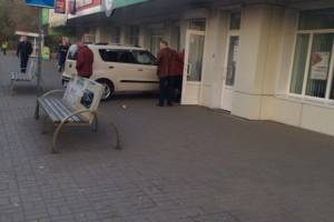 В Астрахани женщина за рулем авто въехала в салон сотовой связи