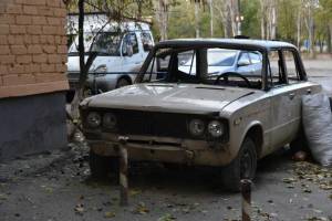 Астраханцев просят убрать брошенные авто с городских улиц