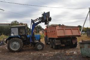 В Астрахани расчищают мусорные завалы