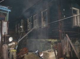 Крупный пожар на улице Бакинская в Астрахани. Спасены 9 человек
