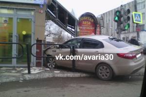 В Астрахани иномарка вылетела с дороги и протаранила отделение с банкоматами