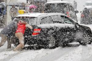 В Астрахани из-за снегопада произошло более 100 ДТП