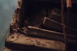 В Астрахани в пятиэтажном доме обвалилась лестница