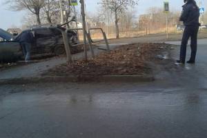 «Лада» снесла ограждение и вылетела на пешеходную зону в Астрахани