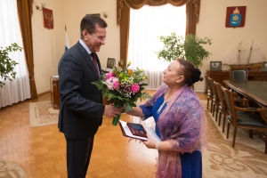 Астраханский губернатор наградил председателя «Комитета солдатских матерей»