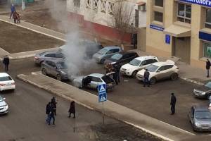 На парковке у банка в Астрахани загорелся автомобиль
