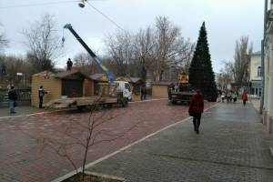 Новогоднюю елку Астрахани устанавливают в Братском садике