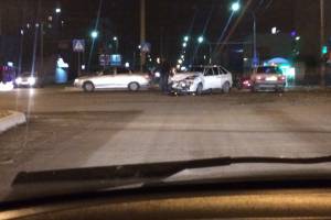 В Астрахани ночью произошло серьезное тройное ДТП