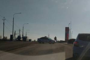 Участок дороги, на который упал высоковольтный провод в Астрахани, оцеплен