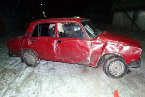 В Астрахани автомобиль врезался в столб и перевернулся. Пострадала женщина