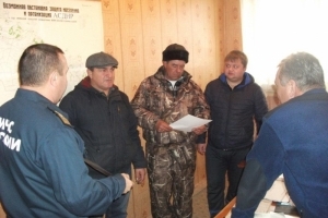В Черноярском районе прошли беседы с рыбаками