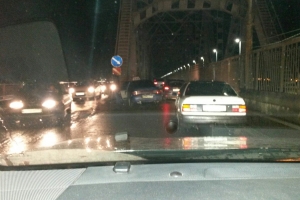 В Астрахани машина такси на скорости врезалась в ограждение на Старом мосту