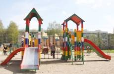 Прокуратура Камызякского района потребовала от администрации привести детские площадки в надлежащее состояние