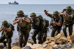 Морская пехота Каспийской флотилии проводит учения на «Песках Артиллерийских»