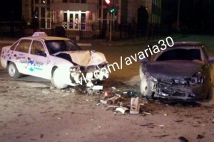 В Астрахани в ночном ДТП пострадали водитель такси и пассажирка «Приоры»