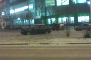 В Астрахани машина вылетела с дороги у ТЦ