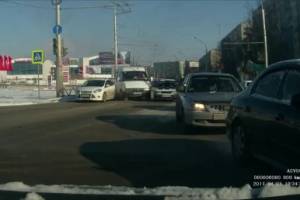 В Астрахани на улице Николая Островского маршрутка столкнулась с двумя машинами