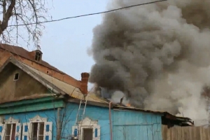 Названа предварительная причина пожара на улице Карла Маркса в Трусовском районе