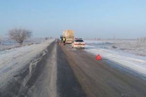Астраханские полицейские спасли замерзающего водителя грузовика