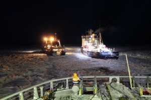 Три теплохода застряли во льдах на Волге в Астраханской области