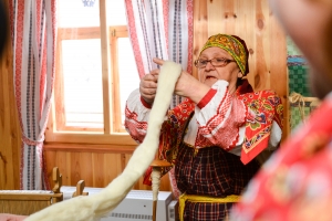 В Приволжском районе Астраханской области учат ткать коврики и плести из чакана