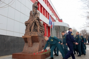 В канун Дня спасателя в Астрахани почтили память погибших сотрудников МЧС