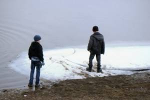 В Астрахани выходить на лед опасно