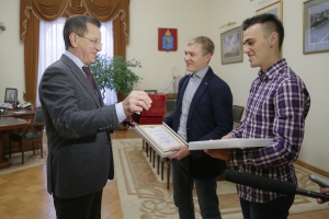 Губернатор Астраханской области наградил альпинистов, оказавших помощь «Октябрю»