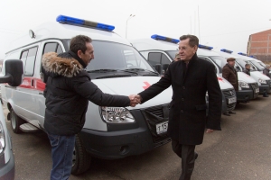 Губернатор Астраханской области вручил медучреждениям ключи от 12 автомобилей скорой помощи