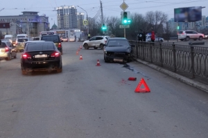 В Астрахани водитель спровоцировал серьёзное ДТП, проехав на красный сигнал светофора
