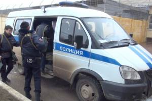 В Астрахани взрывотехники осматривают подозрительный автомобиль