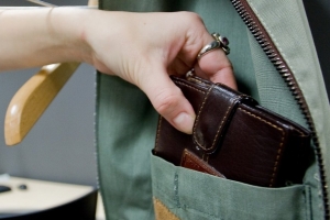 18-летняя астраханка похитила кошелёк из кармана случайного знакомого
