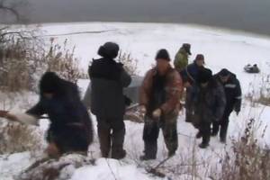Опубликовано видео, как рыбаки из Волгограда плавали на льдине в Астраханской области