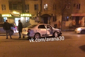В Астрахани поздним вечером произошло ДТП с участием такси  Есть пострадавшие
