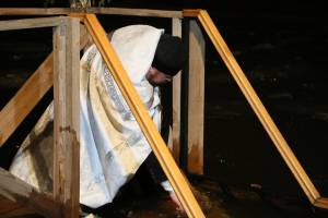 Астраханский протоиерей пояснил, одобряет ли Церковь купания в проруби на Крещение