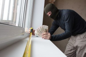 Астраханец отдал на ремонт квартиры мошеннику под видом рабочего 300 тысяч рублей