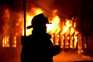 Астраханские пожарные накануне ликвидировали возгорания в жилом доме и квартире